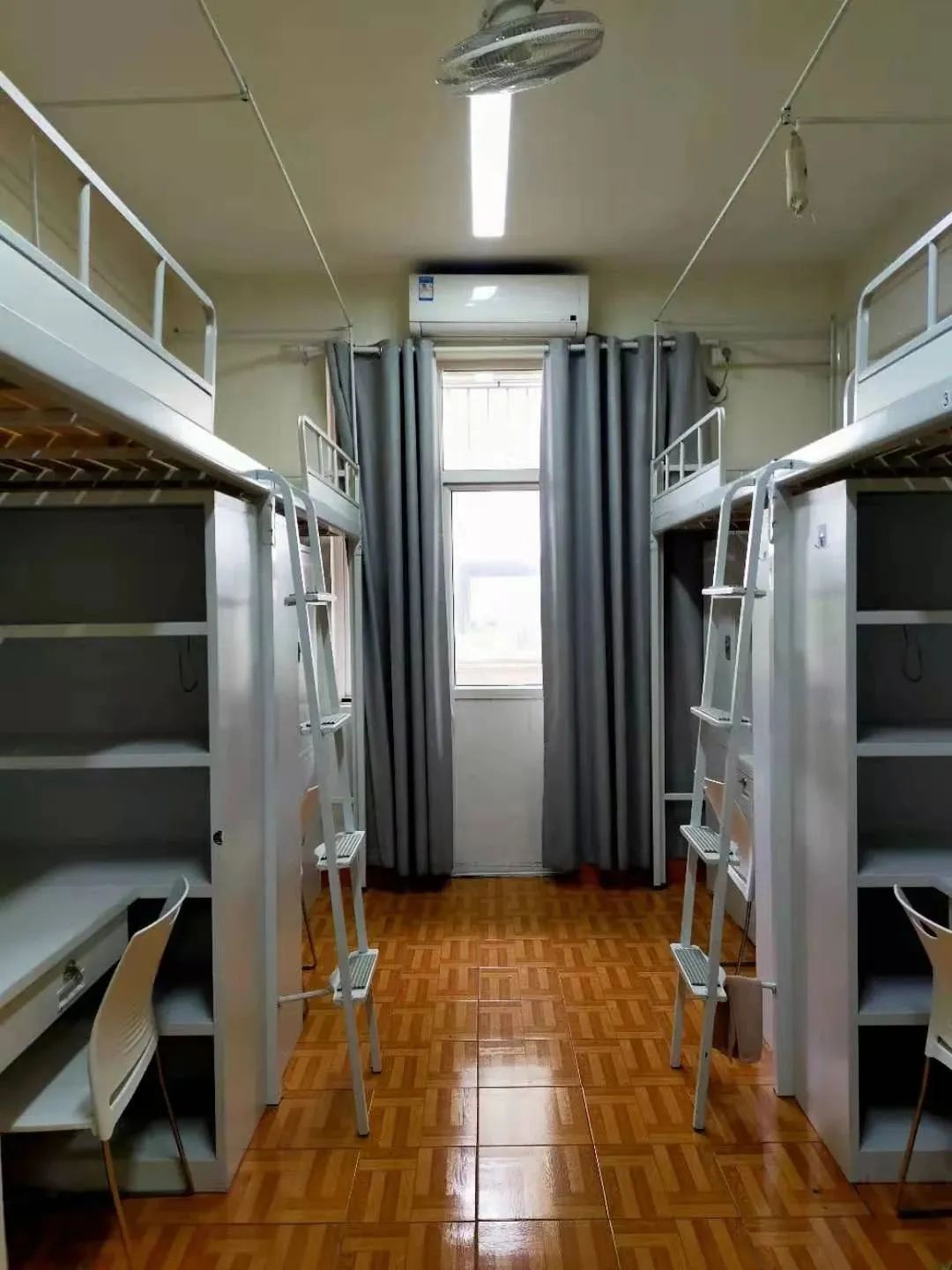 上海大學(xué)宿舍條件怎么樣,幾個人住,有空調(diào)嗎?