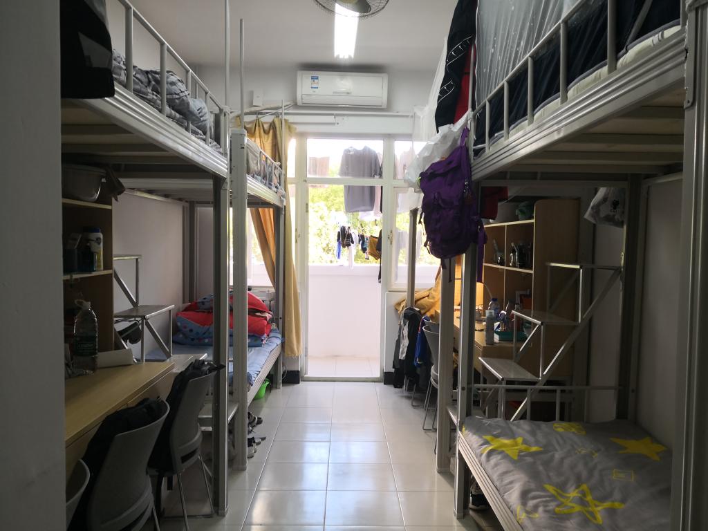 西安明德理工學(xué)院宿舍條件怎么樣,幾個(gè)人住,有空調(diào)嗎?