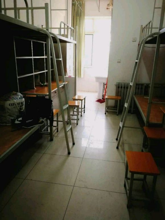 西安交通大學(xué)城市學(xué)院宿舍條件怎么樣,幾個(gè)人住,有空調(diào)嗎?